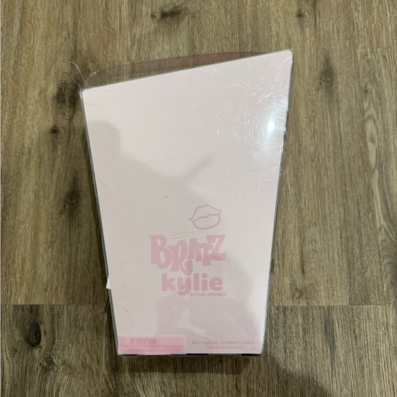 Kylie Jenner Bratz Doll - Picture 2 of 2